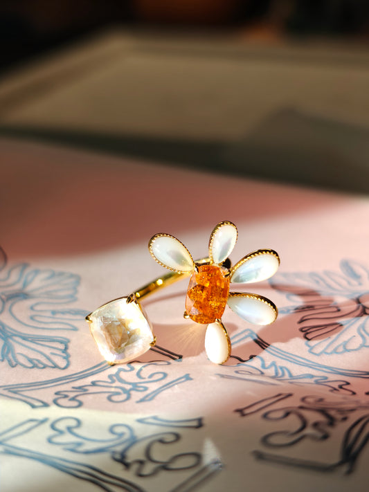 floral design 18k ring with spessartine moonstone and mother of pearl