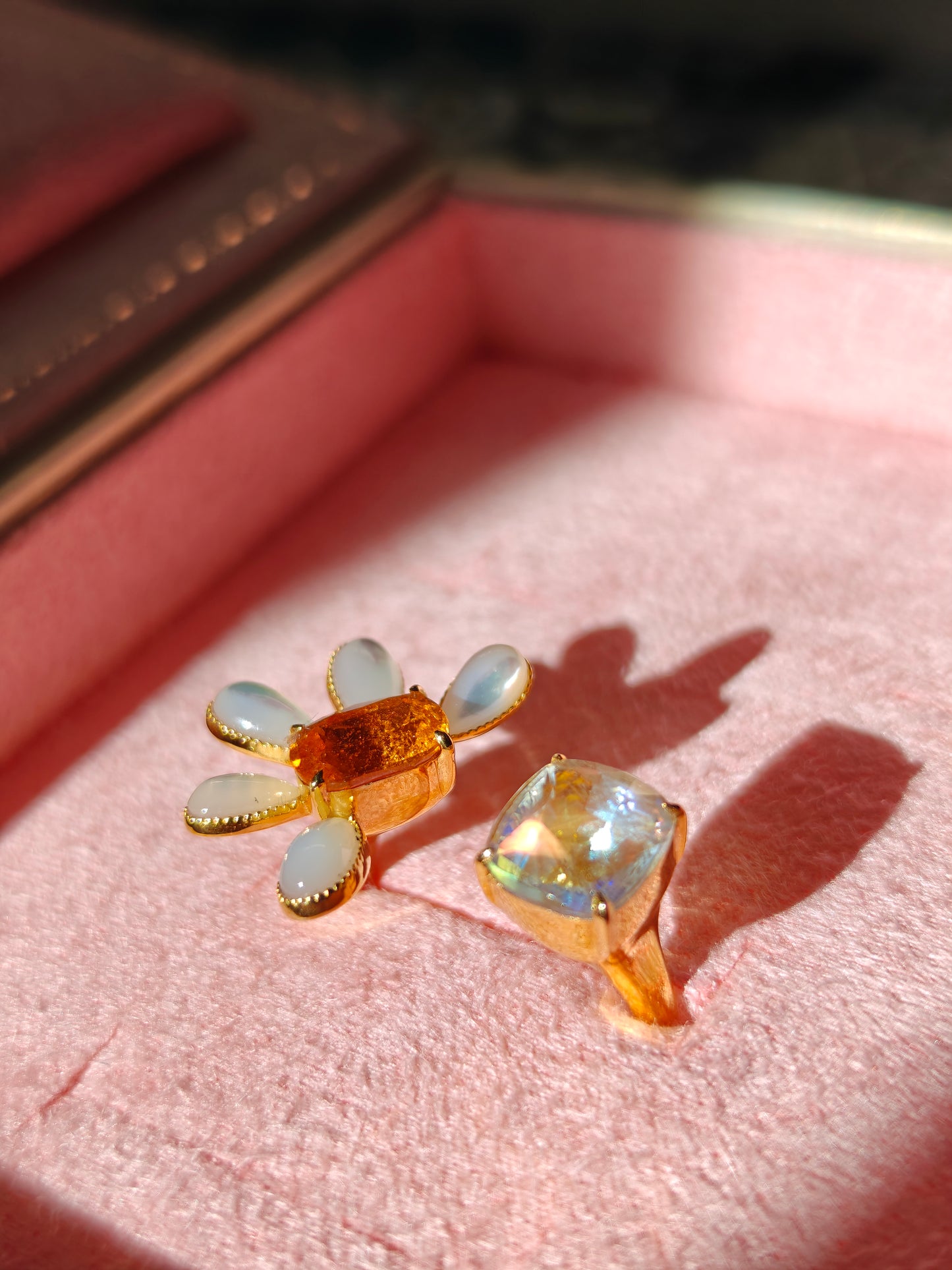 floral design 18k ring with spessartine moonstone and mother of pearl