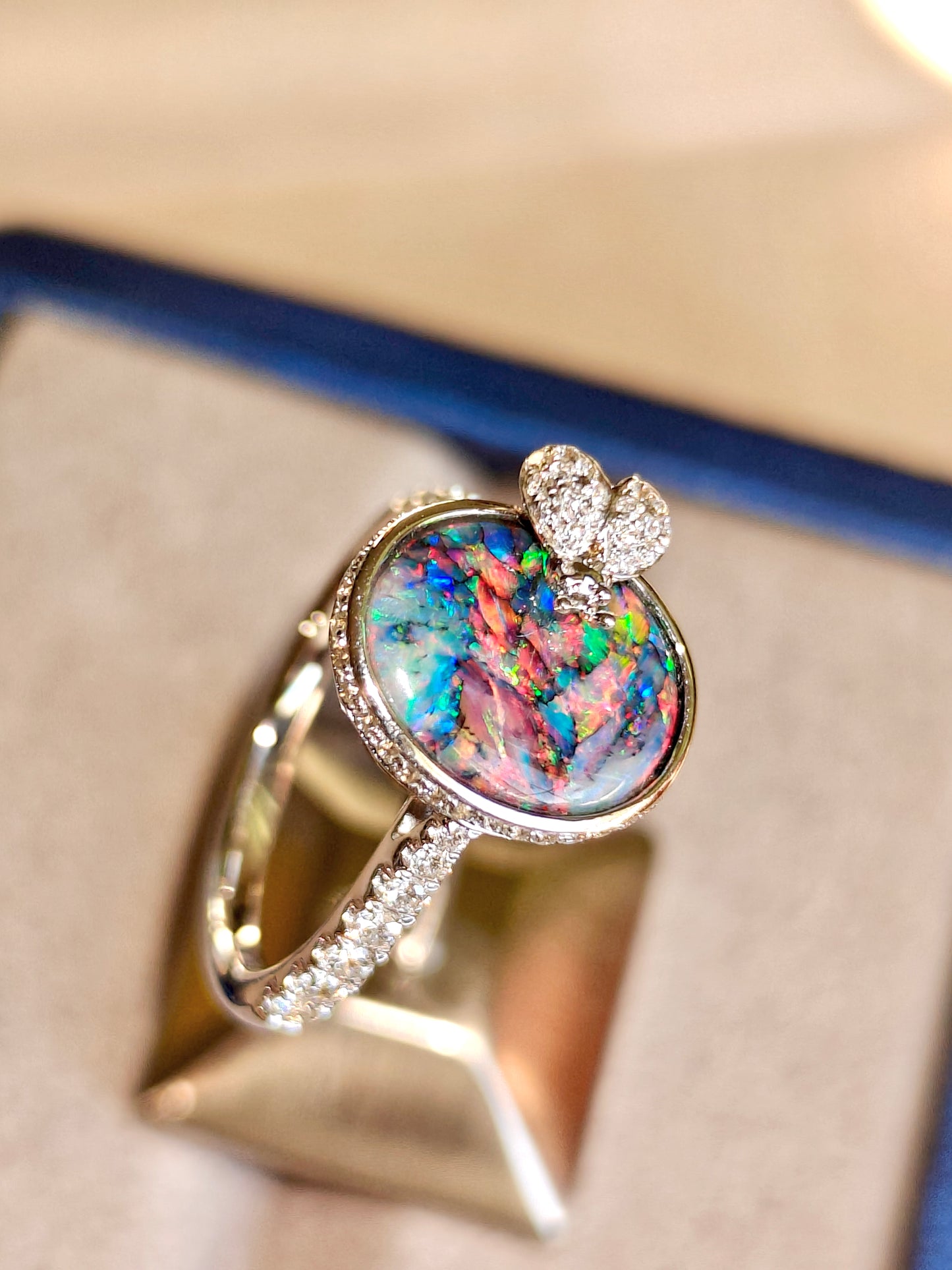 18K white gold ring with Church window pattern opal gem