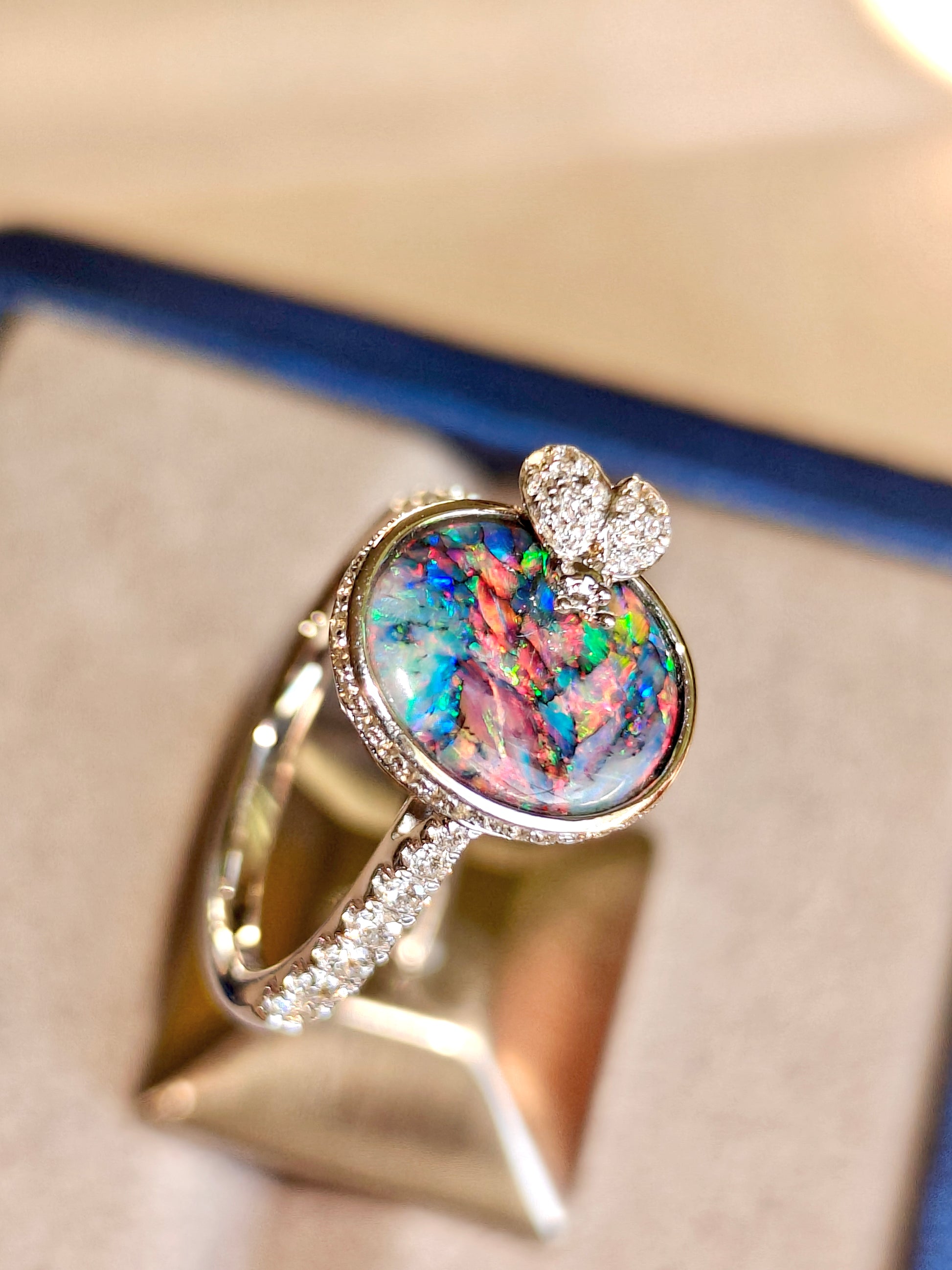 18K white gold ring with Church window pattern opal gem