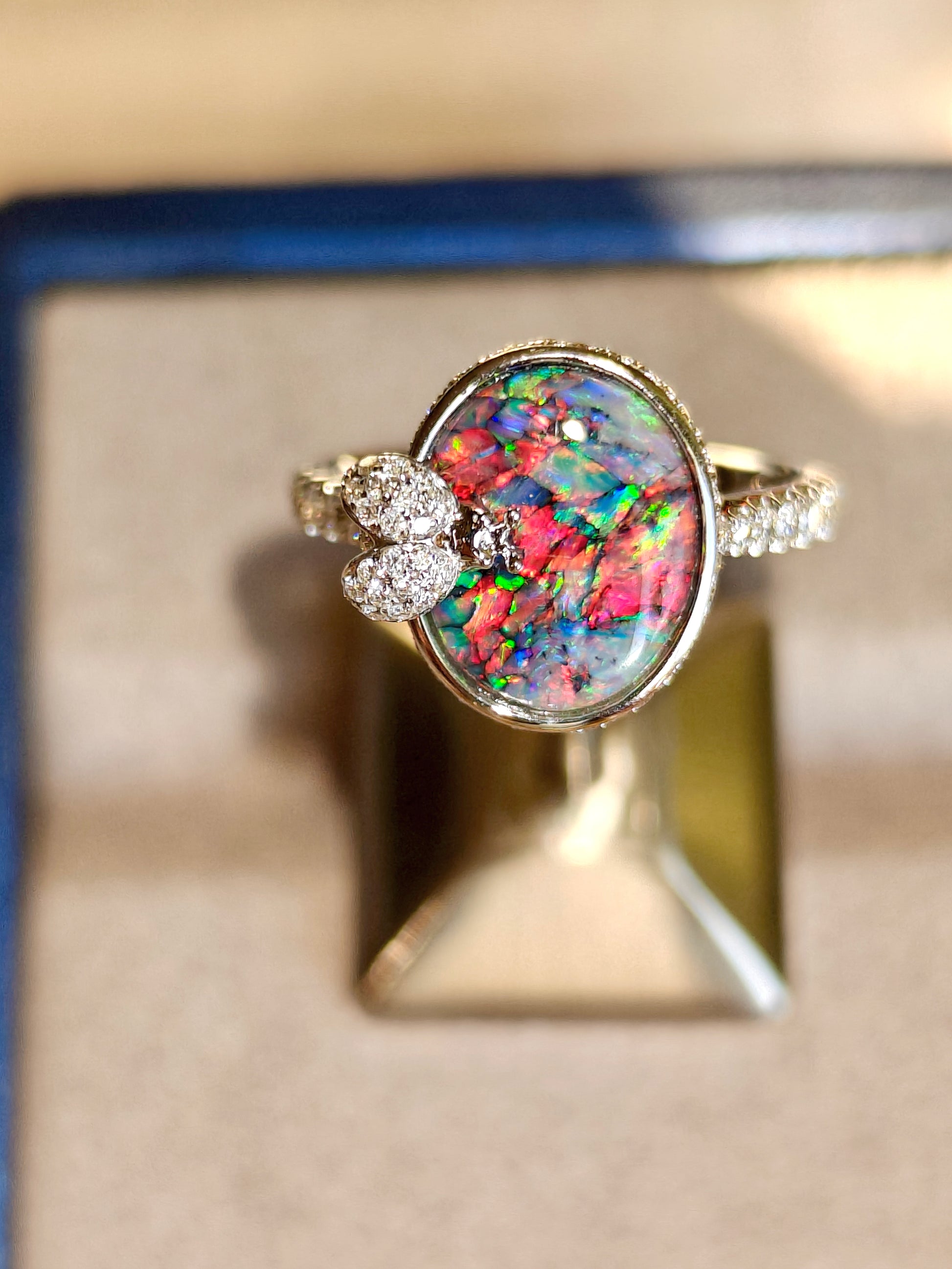 18K white gold ring with Church window pattern opal gem